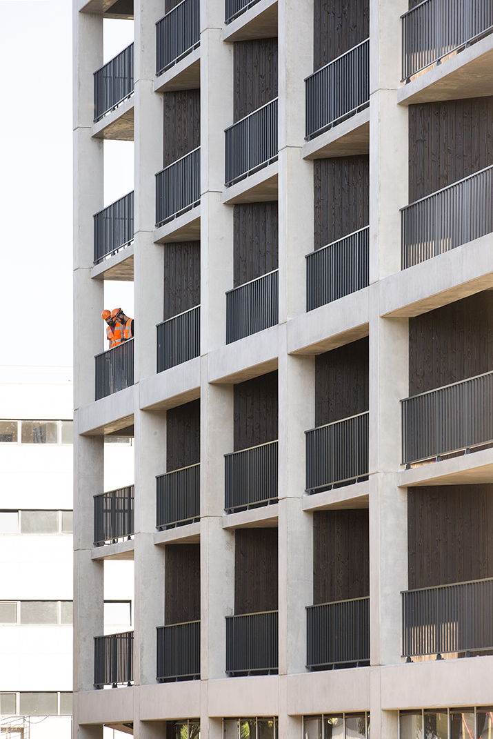 Façade en béton et bois d'une opération de 200 logements étudiants, Champs-sur-Marne