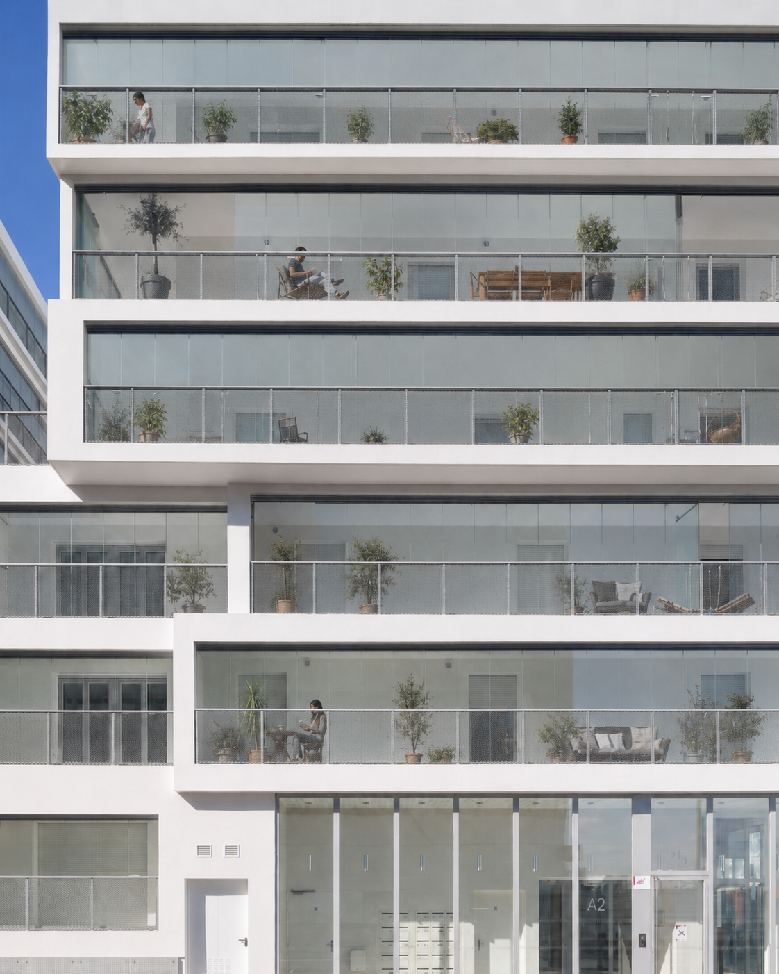 Façade d'un immeuble résidentiel rénové avec balcons végétalisés